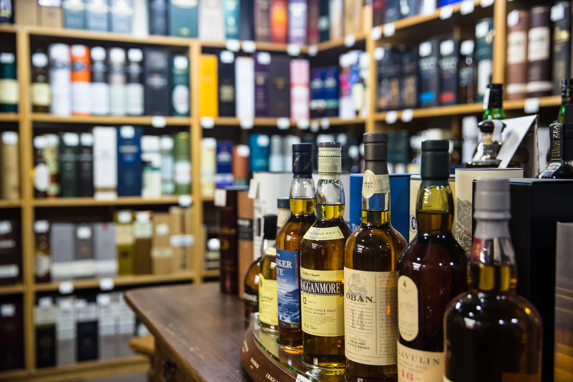 Whisky-Regale in der Weinhandlung Kleefisch